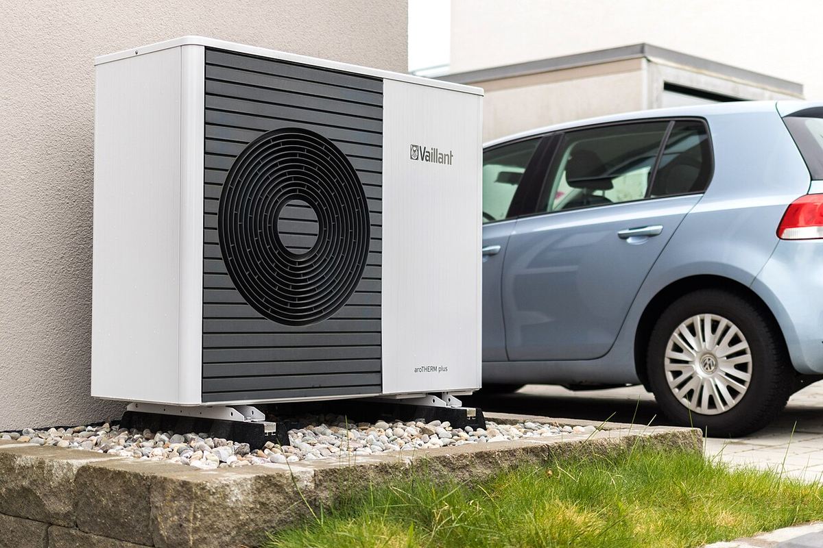 Unité extérieure de pompe à chaleur Vaillant sur deux supports noirs antivibratiles